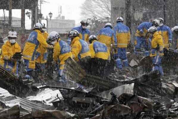 Rescatan a mujer de 90 años bajo los escombros de Japón. La anciana logró sobrevivir durante cinco días debajo de una construcción.