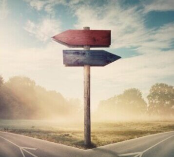 La deducción lógica es que las personas, la gente, cambia, cambiamos nuestra realidad circundante conforme a cómo mudamos nuestro pensamiento.