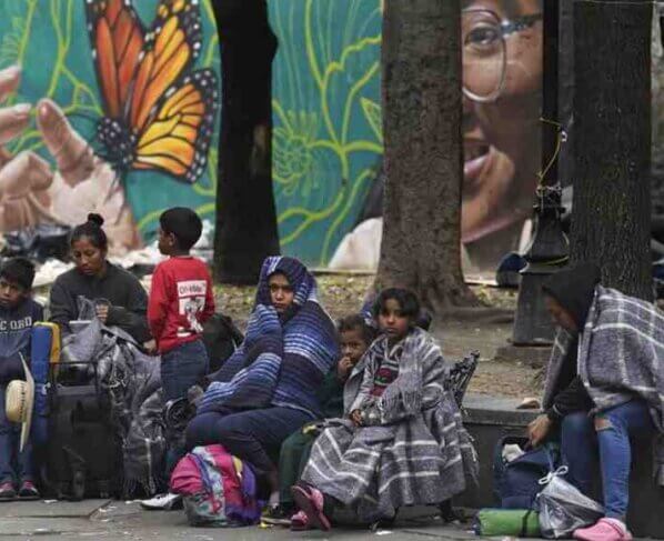 México y Venezuela reiniciarán vuelos de repatriación. La medida hace frente a una avalancha de personas que viajan hacia Estados Unidos.