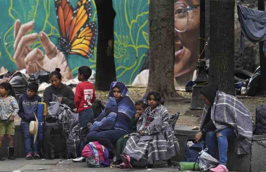 México y Venezuela reiniciarán vuelos de repatriación. La medida hace frente a una avalancha de personas que viajan hacia Estados Unidos.