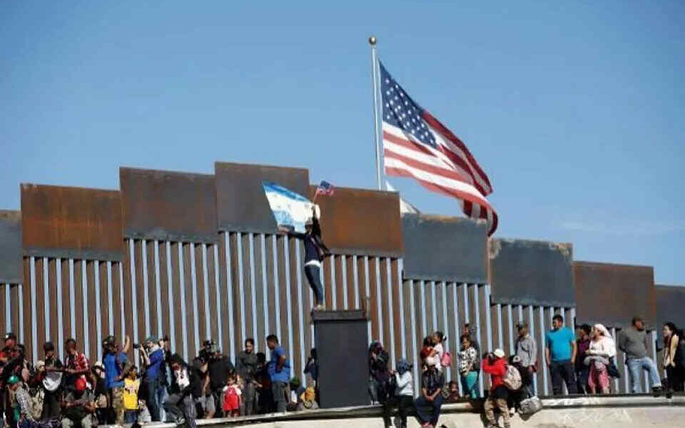 Migrantes pagan a coyotes hasta $40.000 para cruzar a EEUU. Los pagos dependen de la cantidad de personas y nacionalidad, europeos pagan más.