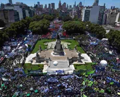 Paro nacional en Argentina contra políticas de Milei. Miles de argentinos salieron a las calles para protestar contra las medidas económicas y sociales del presidente Javier Milei.