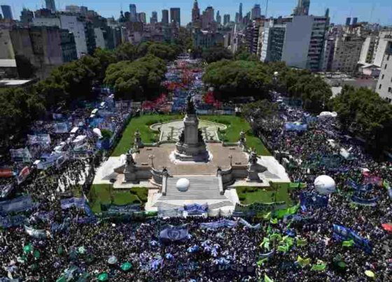 Paro nacional en Argentina contra políticas de Milei. Miles de argentinos salieron a las calles para protestar contra las medidas económicas y sociales del presidente Javier Milei.
