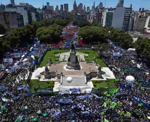 Paro nacional en Argentina contra políticas de Milei. Miles de argentinos salieron a las calles para protestar contra las medidas económicas y sociales del presidente Javier Milei.