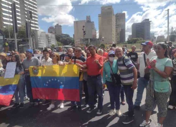 Docentes y trabajadores venezolanos cumplen un año de protestas. Este Lunes 15 de Enero, continuarán frente al Ministerio de Educación.