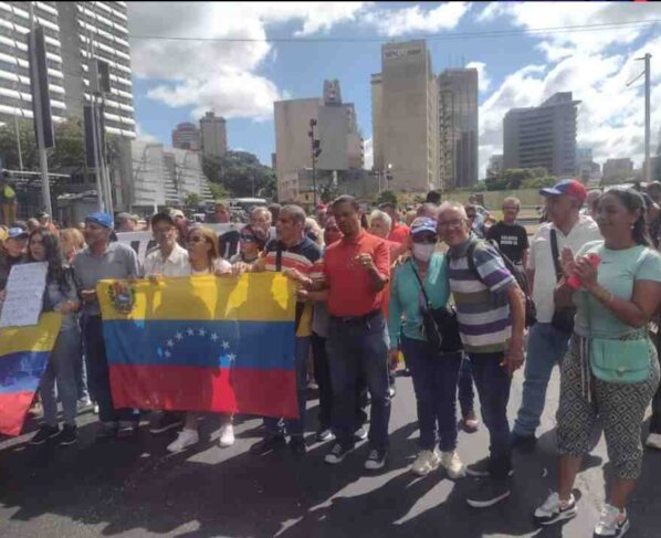 Docentes y trabajadores venezolanos cumplen un año de protestas. Este Lunes 15 de Enero, continuarán frente al Ministerio de Educación.