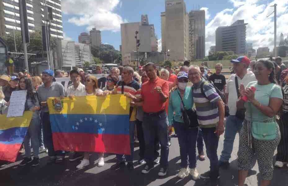 Docentes y trabajadores venezolanos cumplen un año de protestas. Este Lunes 15 de Enero, continuarán frente al Ministerio de Educación.