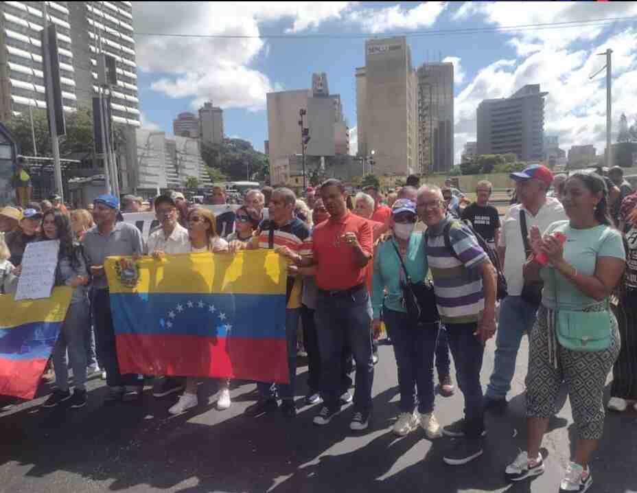 Docentes y trabajadores venezolanos cumplen un año de protestas. Este Lunes 15 de Enero, continuarán frente al Ministerio de Educación.