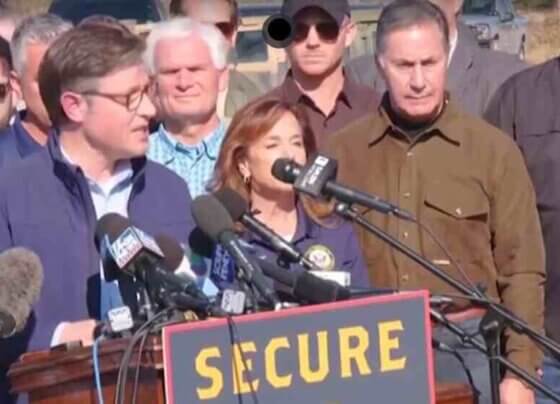 Congresistas republicanos visitaron la frontera en Texas. La visita se da en medio de las negociaciones entre la Casa Blanca y el Senado, que siguen sin ponerse de acuerdo para reforzar la seguridad fronteriza.