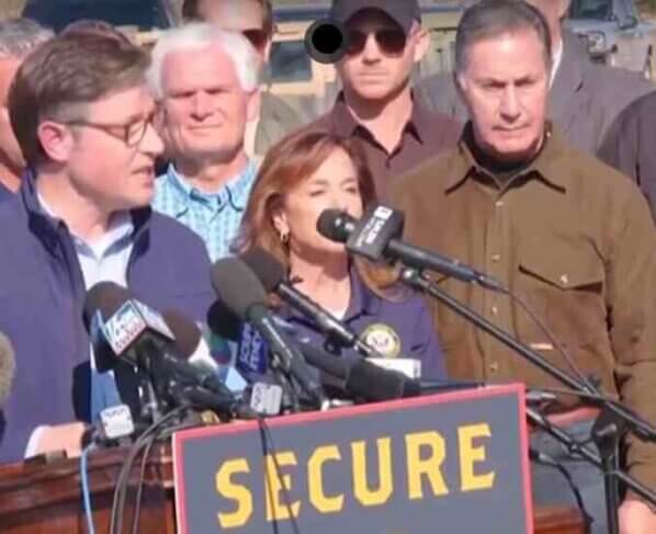 Congresistas republicanos visitaron la frontera en Texas. La visita se da en medio de las negociaciones entre la Casa Blanca y el Senado, que siguen sin ponerse de acuerdo para reforzar la seguridad fronteriza.
