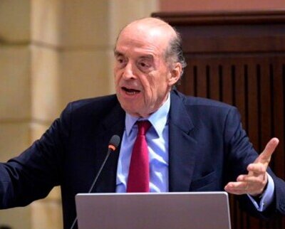Canciller colombiano se aparta de su cargo tras suspensión de Procuraduría. Álvaro Leyva, hizo el anuncio luego de la suspensión provisional por tres meses del alto funcionario.