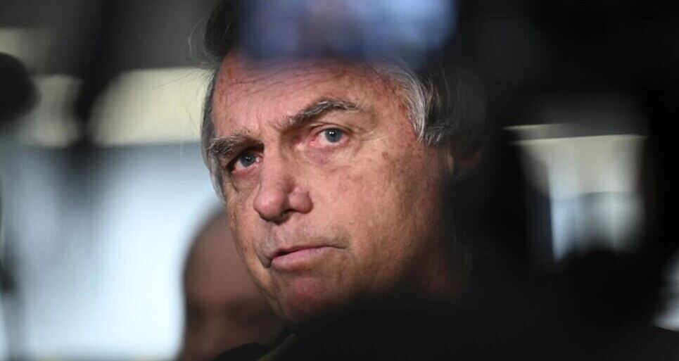Lanzan operativo contra Bolsonaro y su círculo cercano. La Policía brasileña ordenó la confiscación del pasaporte del expresidente Jair Bolsonaro, en el marco de la investigación por el asalto ocurrido en enero de 2023.