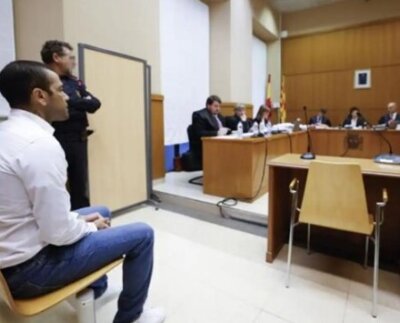 Dani Alves fue condenado a cuatro años y medio de cárcel. El futbolista brasileño fue declarado culpable de agredir sexualmente a una mujer en una discoteca en Barcelona y fue sentenciado a cuatro años y seis meses de cárcel.