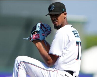 Eury Pérez maravilla a los Marlins con rectas a 99 mph. Hace un año, prácticamente toda la organización de los Marlins se reunió para presenciar al cotizado prospecto dominicano lanzar una práctica de bateo.