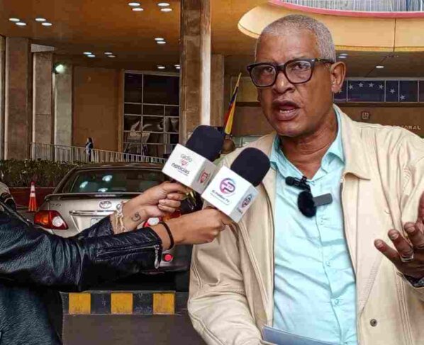 Exigen al CNE permitir el voto de los venezolanos en el exterior. El abogado José Mórón denunció que el gobierno vulnera su derecho.