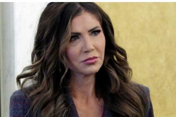 Dakota del Sur apoyará a Texas para disuadir migrantes. La gobernadora Kristi Noem, dijo que apoyará a Texas para disuadir la inmigración.