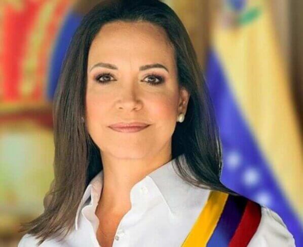 Hoy tenemos una esperanza, tenemos la posibilidad de encontrar una luz en este camino. Esa luz y esa esperanza se llama María Corina Machado.