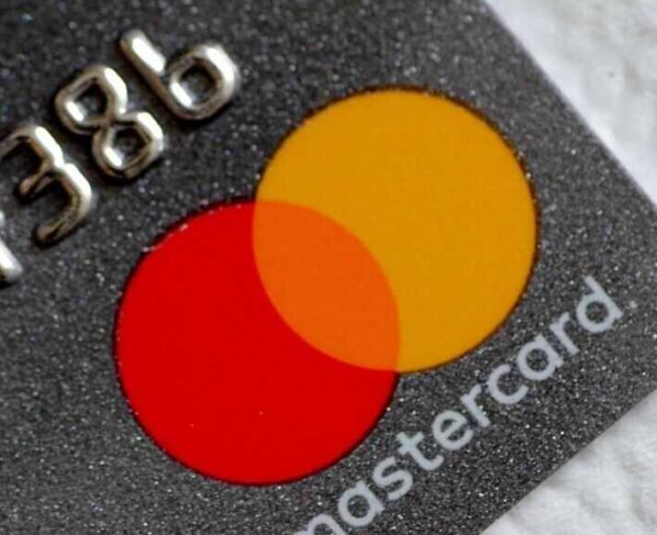 Mastercard añadió chips a sus tarjetas de crédito y débito, sustituyendo las bandas magnéticas que datan de la década de los 60.