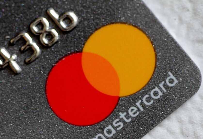 Mastercard añadió chips a sus tarjetas de crédito y débito, sustituyendo las bandas magnéticas que datan de la década de los 60.