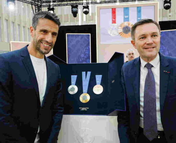 Medallas olímpicas contendrán un fragmento de la Torre Eiffel. De oro, de plata, bronce, las medallas serán también de torre Eiffel.