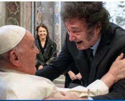 Milei olvidó sus ataques al abrazar al papa Francisco. El presidente argentino Javier Milei y el papa Francisco se abrazaron.