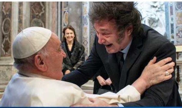 Milei olvidó sus ataques al abrazar al papa Francisco. El presidente argentino Javier Milei y el papa Francisco se abrazaron.