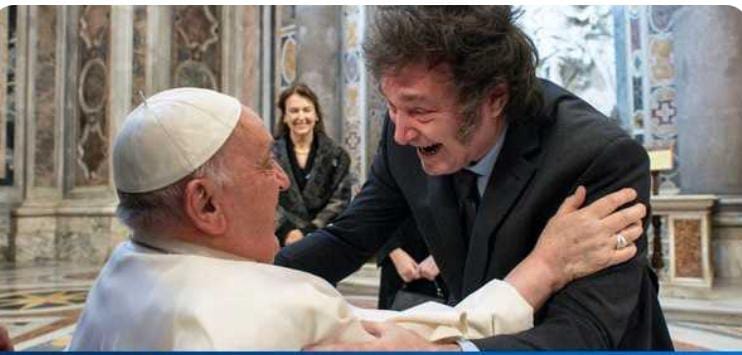 Milei olvidó sus ataques al abrazar al papa Francisco. El presidente argentino Javier Milei y el papa Francisco se abrazaron.