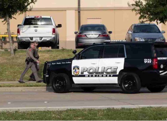 Policía abatió a mujer que disparó dentro de iglesia en Houston. Agentes fuera de servicio dieron muerte a una mujer que entró en la iglesia .