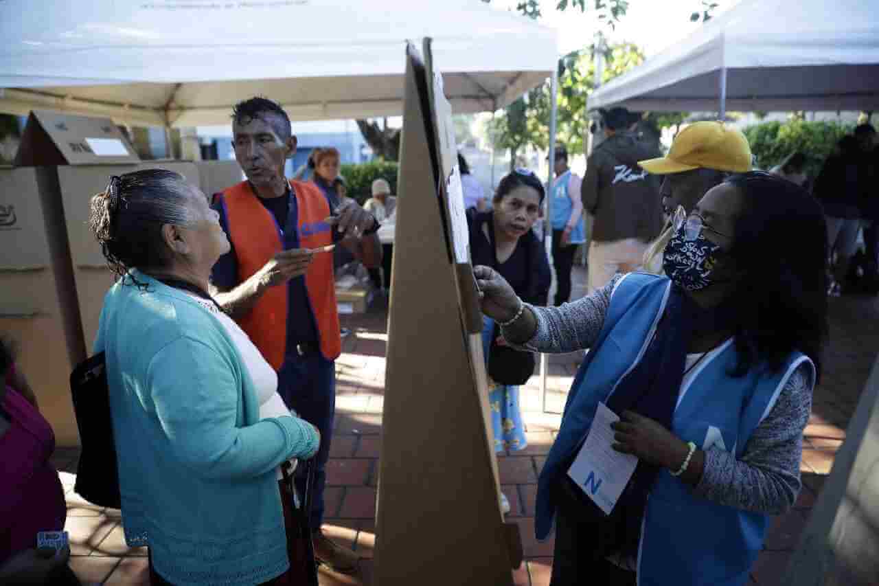 Denuncian retrasos en el inicio del proceso electoral en El Salvador. La presidenta del TSE, Dora Esmeralda Martínez, aseguró que no .