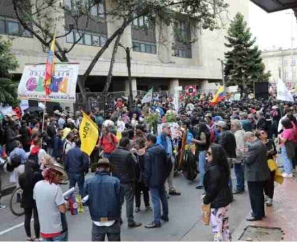 Seguidores de Petro intentaron ingresar a la fuerza al Palacio de Justicia. Protestas que apoyan al presidente, quien ha propuesto.