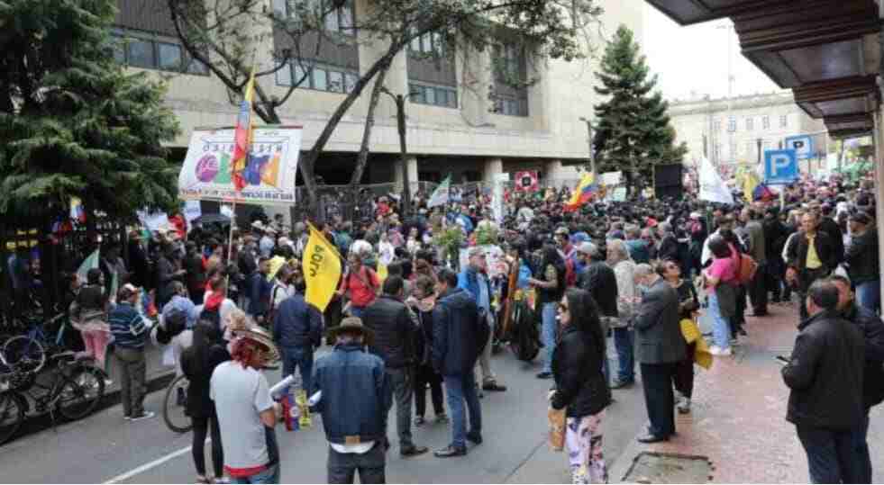 Seguidores de Petro intentaron ingresar a la fuerza al Palacio de Justicia. Protestas que apoyan al presidente, quien ha propuesto.