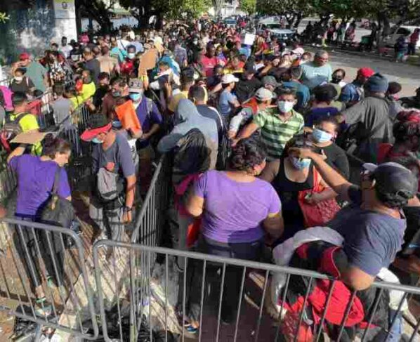 Banda de migrantes hispanos perpetra robos violentos en Nueva York. Una mujer de 62 años fue arrastrada por una calle de Brooklyn, Nueva York, por un ladrón que le arrebata la cartera y escapa en un ciclomotor