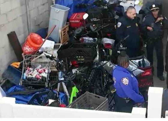 Desalojan a migrantes de tienda en Nueva York. La tienda en el Bronx estaba convertida en alojamiento ilegal de decenas de migrantes.