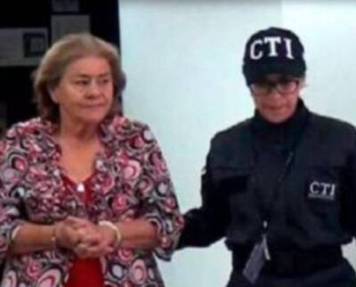 Ex Directora engañaba a alumnas y las entregaba a paramilitares. En un colegio en el municipio Charalá en Santander, Colombia.