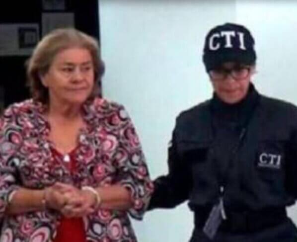 Ex Directora engañaba a alumnas y las entregaba a paramilitares. En un colegio en el municipio Charalá en Santander, Colombia.