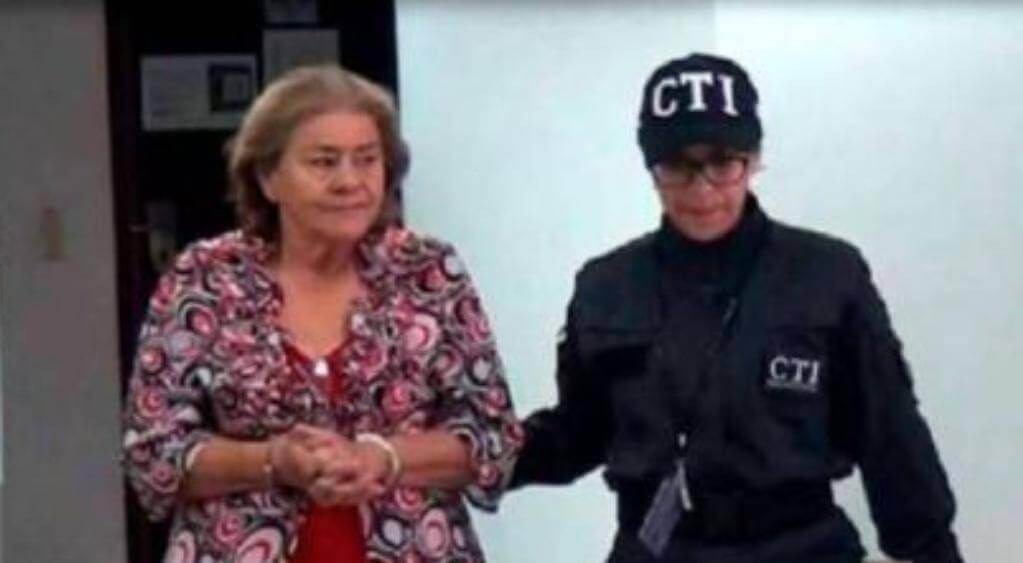 Ex Directora engañaba a alumnas y las entregaba a paramilitares. En un colegio en el municipio Charalá en Santander, Colombia.