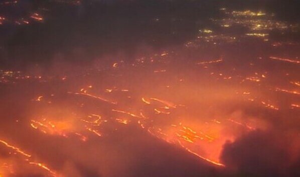 Texas registra el mayor incendio de su historia. Varios incendios forestales en el extremo norte del estado, tiñen de negro el paisaje de ranchos de ganado y pequeñas poblaciones.