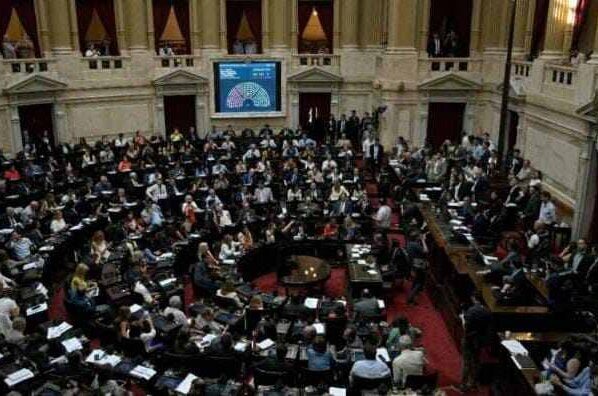 Diputados argentinos aprueban ley ómnibus de Javier Milei. Con 144 a favor y 109 en contra, la Cámara de Diputados aprobó la referida ley. .