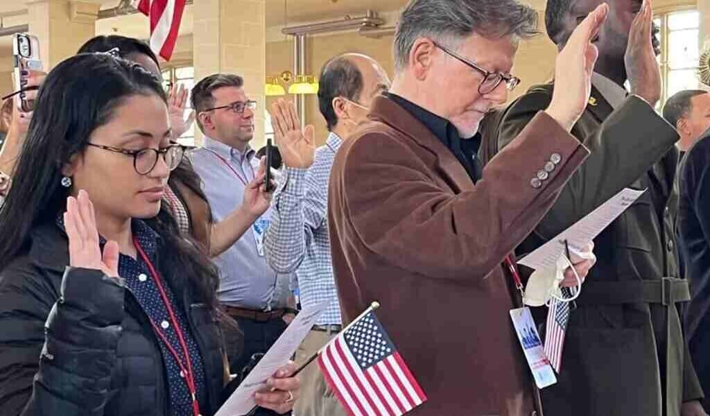 USCIS aumentará precio para ciudadanía a partir de abril. La oficina de Servicios de Ciudadanía e Inmigración aumentará un cinco por ciento.