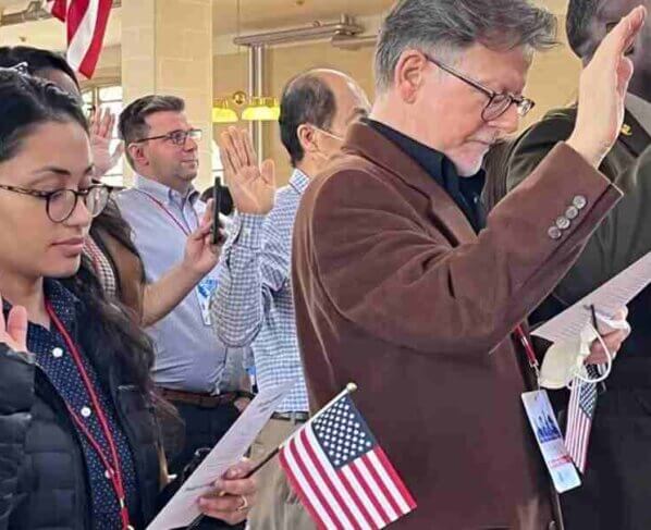 USCIS aumentará precio para ciudadanía a partir de abril. La oficina de Servicios de Ciudadanía e Inmigración aumentará un cinco por ciento.