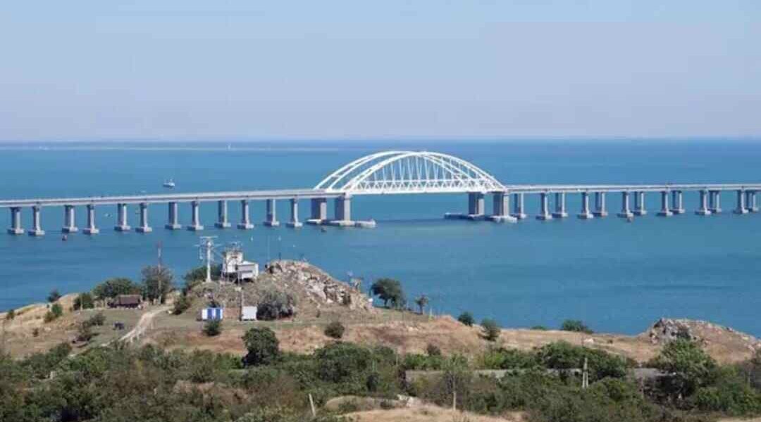 Comandante de Ucrania asegura que puente de Crimea caerá pronto. El vicealmirante Oleksi Neizhpapa, comandante de las Fuerzas Armadas de Ucrania aseguró que el puente de Crimea caerá este año.