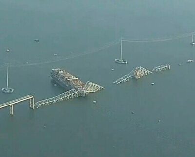 Siguen los trabajos en el caído puente de Baltimore. Los equipos de rescate están buscando hasta siete personas después de que un barco portacontenedores chocara contra el importante puente del puerto de la ciudad