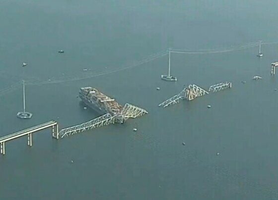 Siguen los trabajos en el caído puente de Baltimore. Los equipos de rescate están buscando hasta siete personas después de que un barco portacontenedores chocara contra el importante puente del puerto de la ciudad