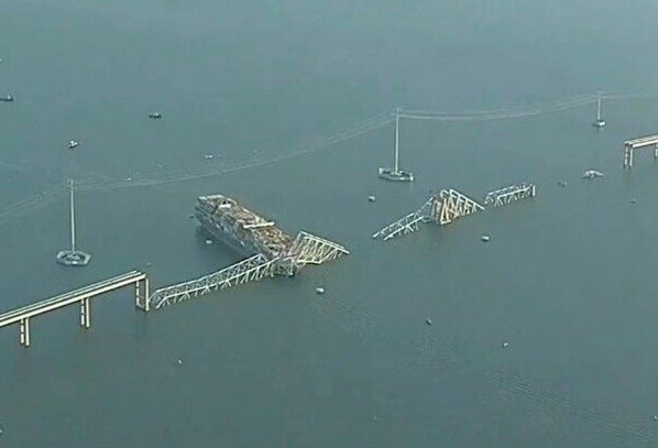 Siguen los trabajos en el caído puente de Baltimore. Los equipos de rescate están buscando hasta siete personas después de que un barco portacontenedores chocara contra el importante puente del puerto de la ciudad