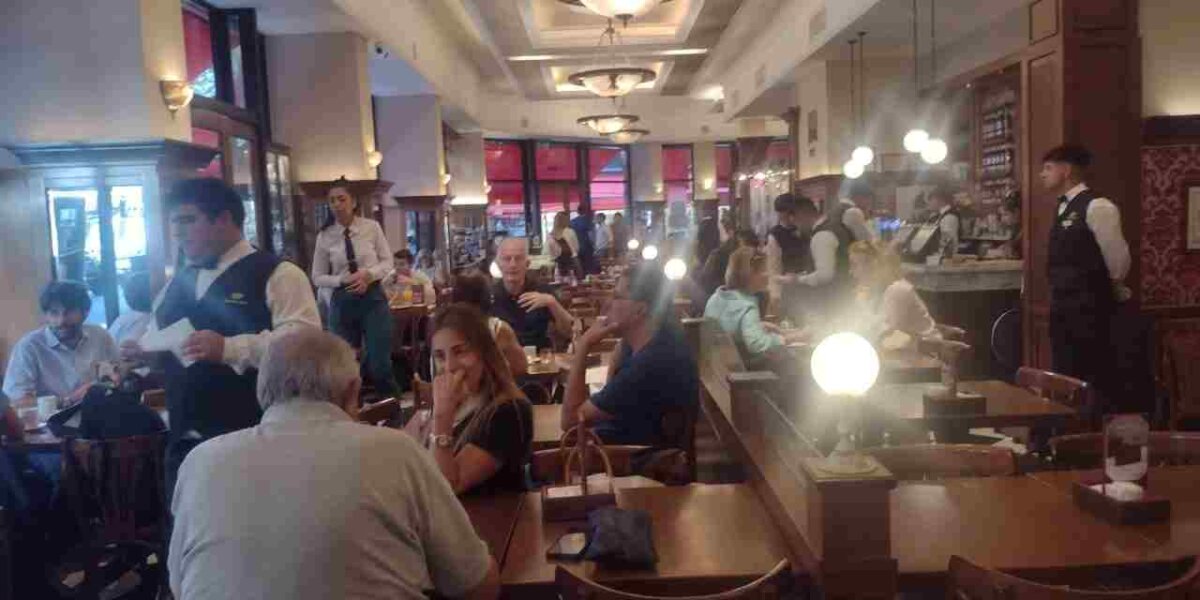 Buenos Aires tiene su pequeño Londres. Este tradicional Café recibe su nombre en homenaje a las tiendas Galth y a competidor Londres"