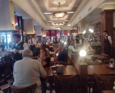Buenos Aires tiene su pequeño Londres. Este tradicional Café recibe su nombre en homenaje a las tiendas Galth y a competidor Londres"