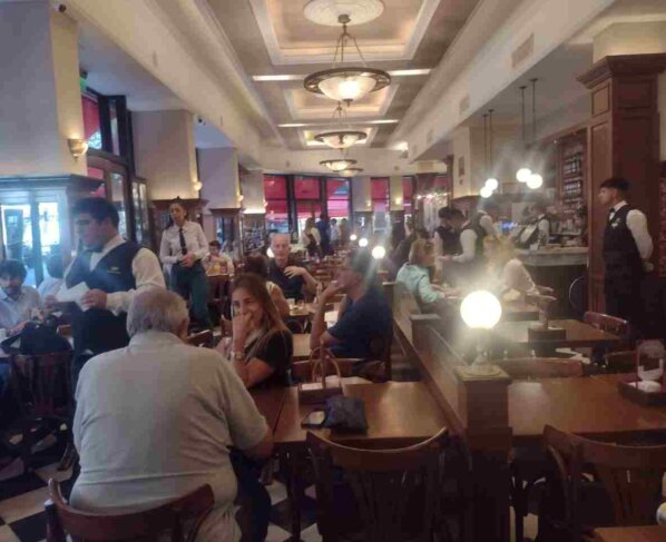 Buenos Aires tiene su pequeño Londres. Este tradicional Café recibe su nombre en homenaje a las tiendas Galth y a competidor Londres"