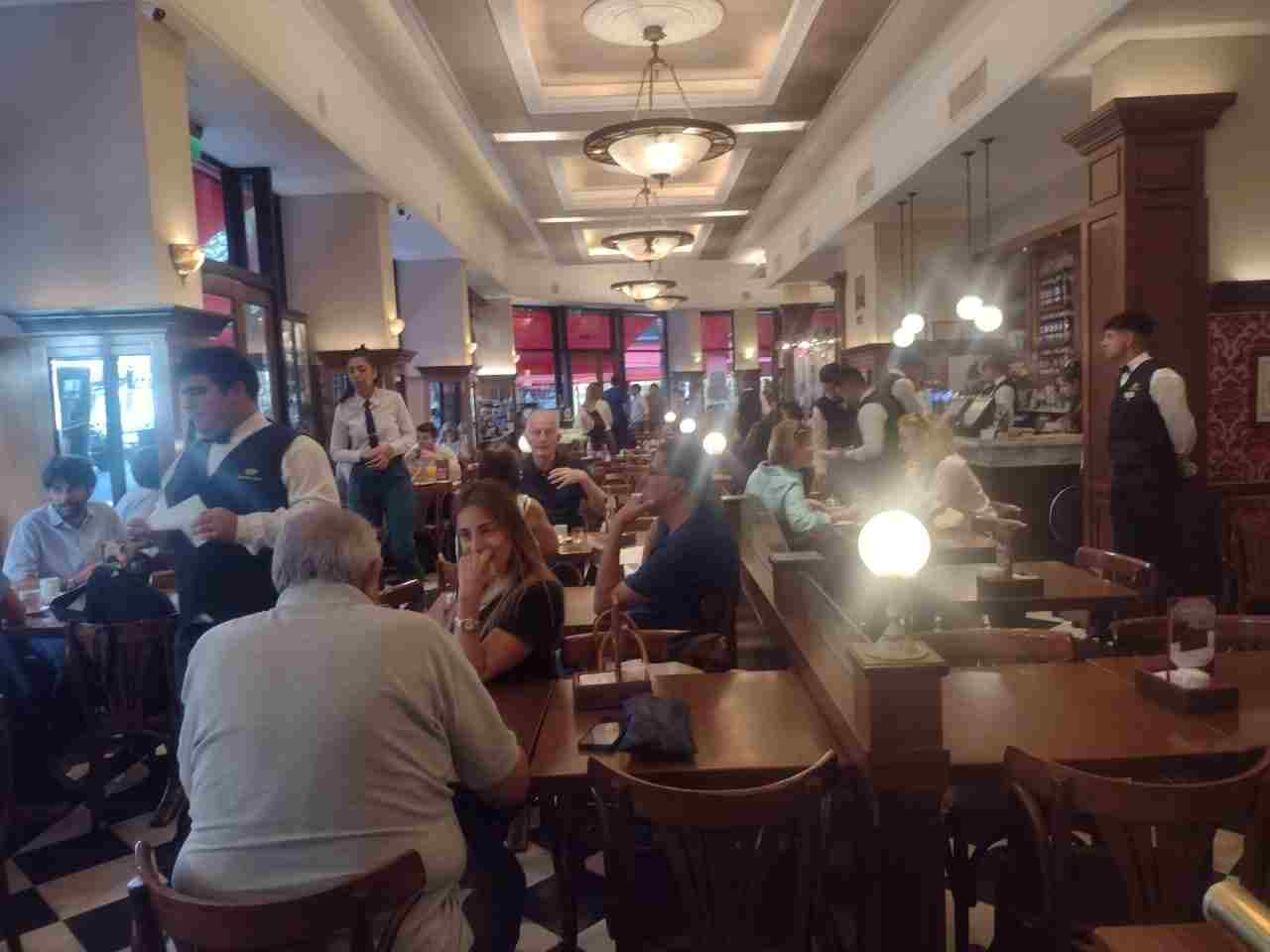 Buenos Aires tiene su pequeño Londres. Este tradicional Café recibe su nombre en homenaje a las tiendas Galth y a competidor Londres"