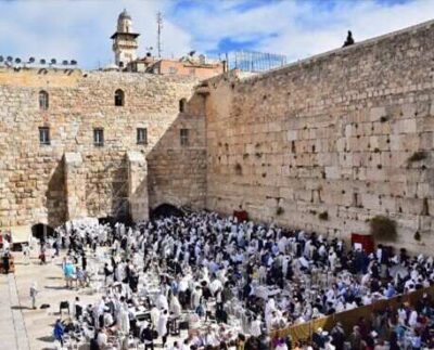 Reducida celebración del Viernes Santo en Jerusalén. Cientos de cristianos participaron en la habitual procesión del Viernes Santo a través de los muros de piedra caliza de la Ciudad Vieja de Jerusalén