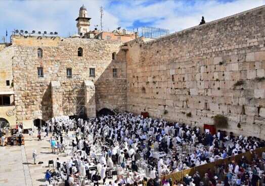 Reducida celebración del Viernes Santo en Jerusalén. Cientos de cristianos participaron en la habitual procesión del Viernes Santo a través de los muros de piedra caliza de la Ciudad Vieja de Jerusalén